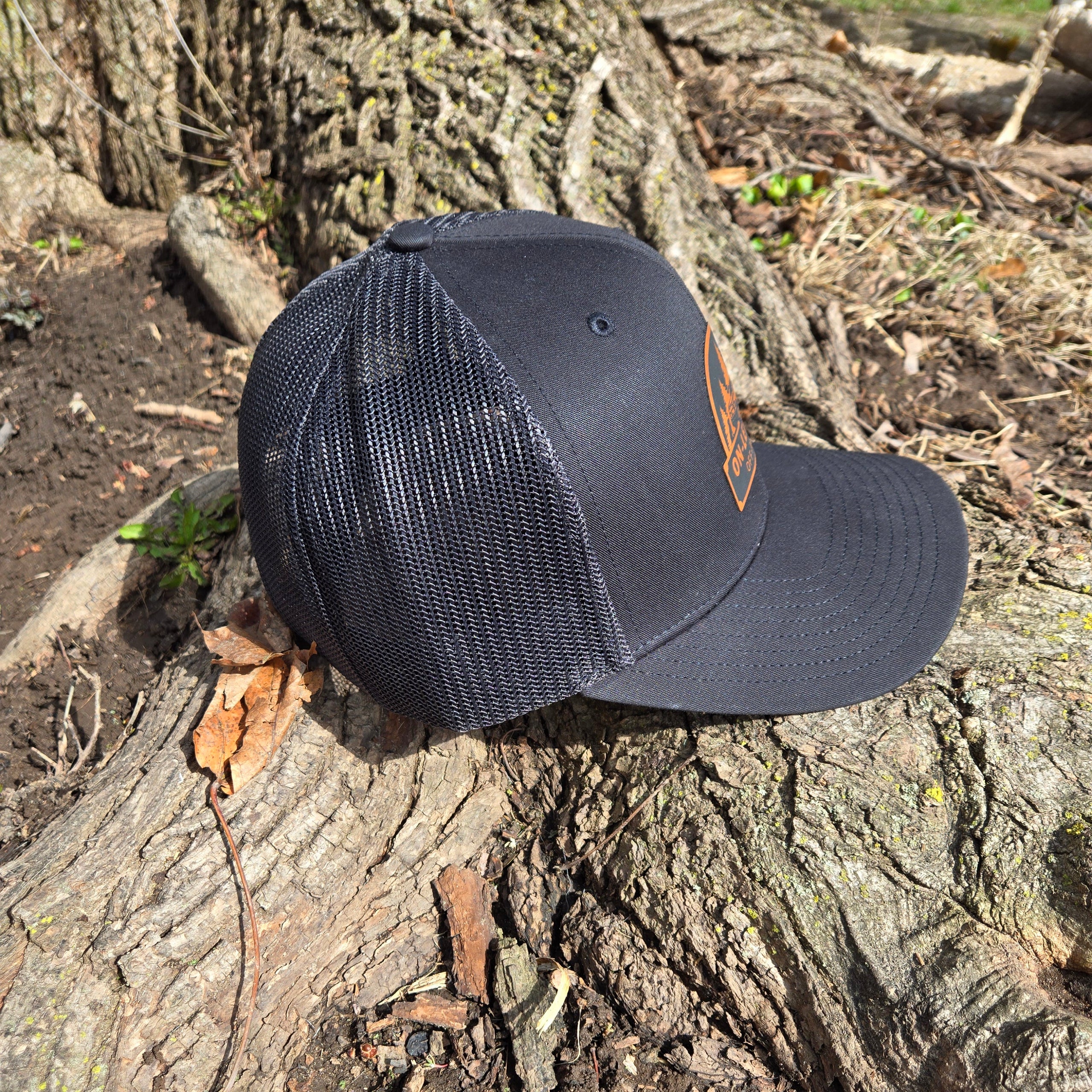 Low profile structured hat store